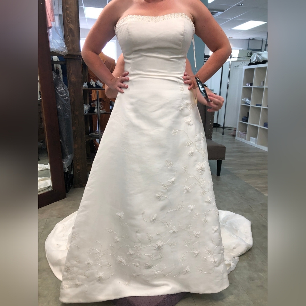 Bonny Bridal Designer Beaded Strapless Floral White Wedding Dress 12 + Veil